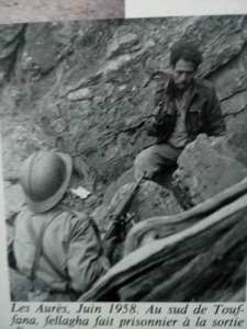 الشهيد الراىد ابراهيم مزوز لحظة القاء القبض عليه.