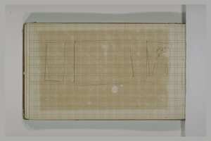 Trois ouvertures, avec une figure dans une des ouvertures