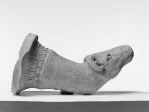 Rhyton ; vase plastique