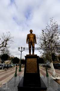 Statue du président Ahmed Benbella, près de la grande poste à Tlemcen