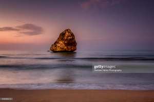 vue de la merveilleuse plage avec un ciel nuageux prise a Marsah Ben M'hidi Tlemcen