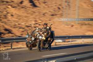 Un motard hors du commun, sur la route de Ain sefra