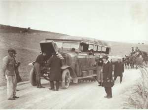 PHOTO RARE : en panne sur la route près de Tlemcen (Algérie)