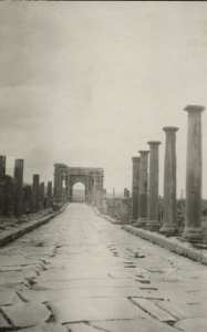 Timgad : Anciennes ornières de roues de chars