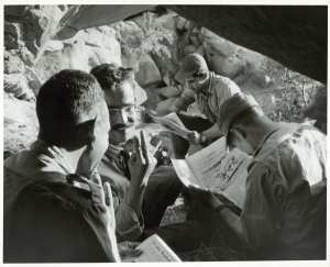 Soldats algériens avec journal