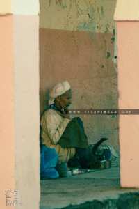 Cordonnier au Marché de Béchar, attendant sa clientèle