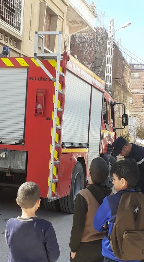 رجال الحماية المدنية لمدينة خنشلة تدخل لانقاض حمامة.