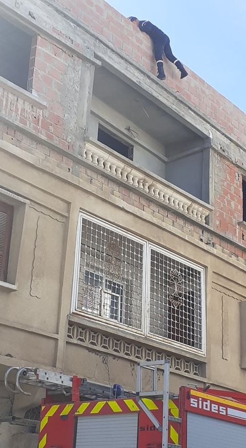 رجال الحماية المدنية لمدينة خنشلة تدخل لانقاض حمامة.