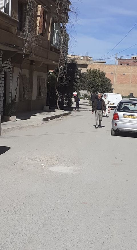 رجال الحماية المدنية لمدينة خنشلة تدخل لانقاض حمامة.