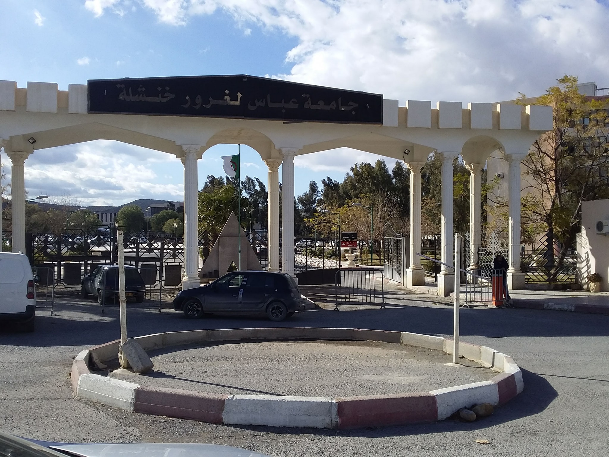 اليوم الثاني علي التوالي بجامعة عباس لغرور خنشلة. حملة التبرع بالدم