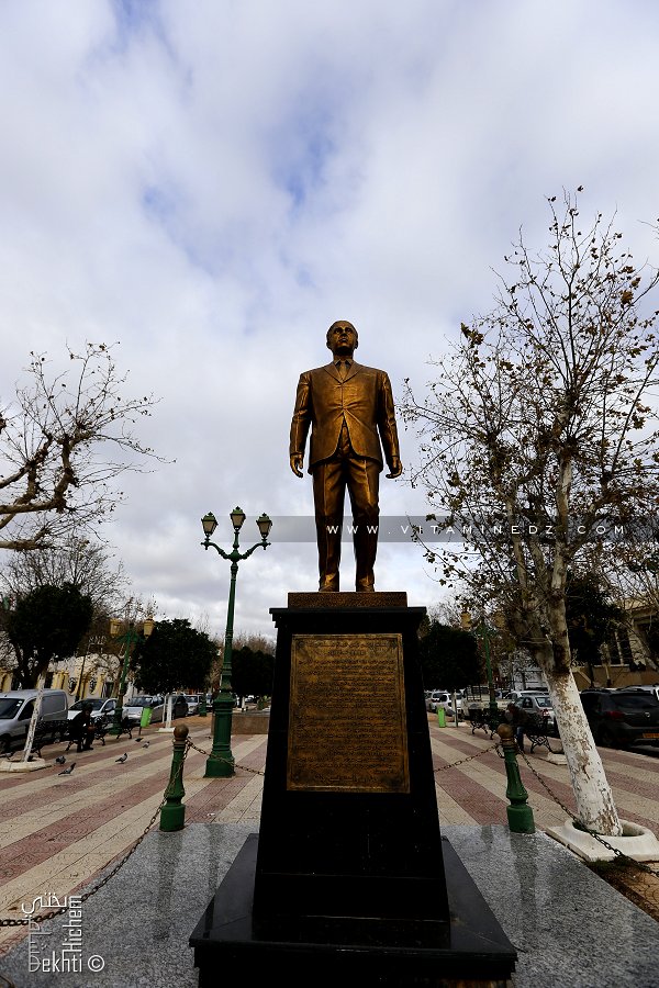 Statue du président Ahmed Benbella, près de la grande poste à Tlemcen