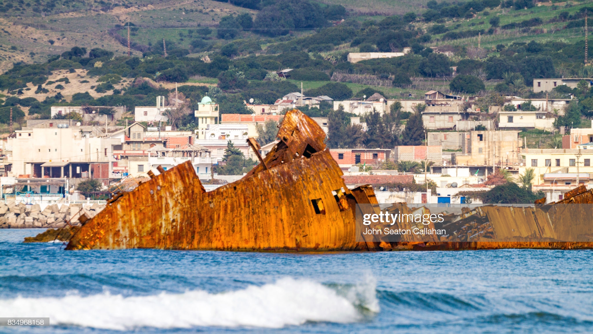 Annaba, épave de bateau rouillé sur le littoral de la mer Méditerranée
