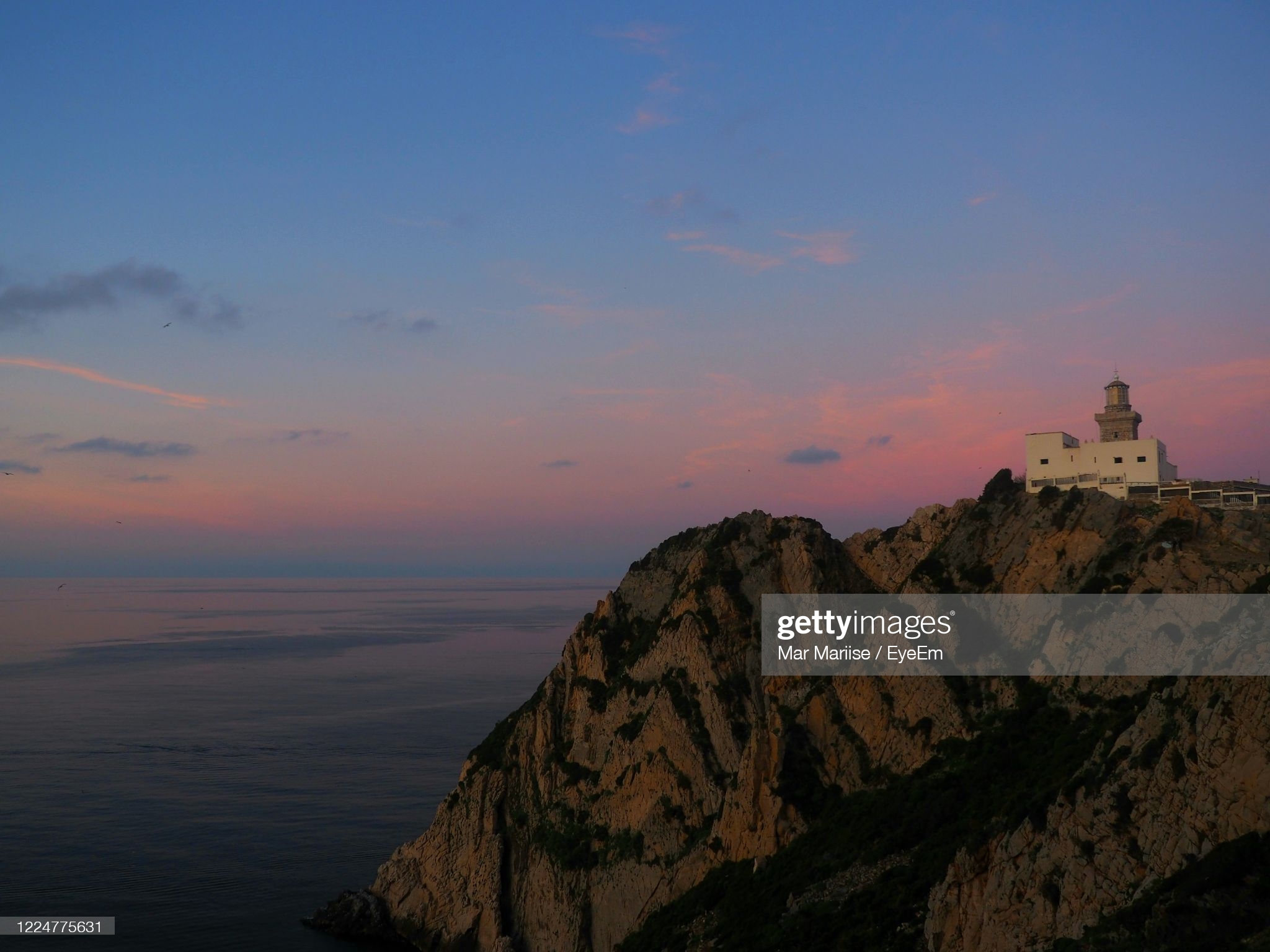scene de montagne et ciel durant le coucher de soleil