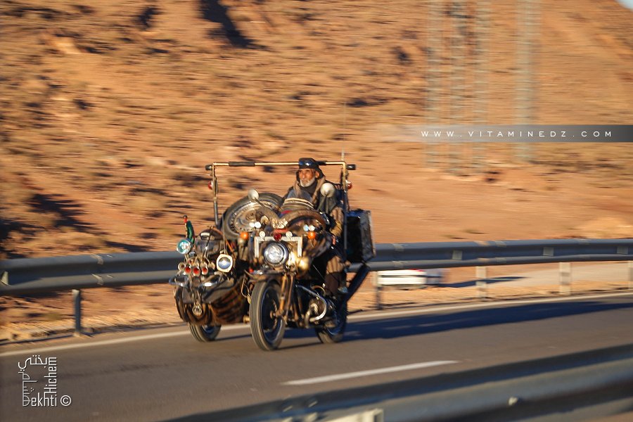 Un motard hors du commun, sur la route de Ain sefra