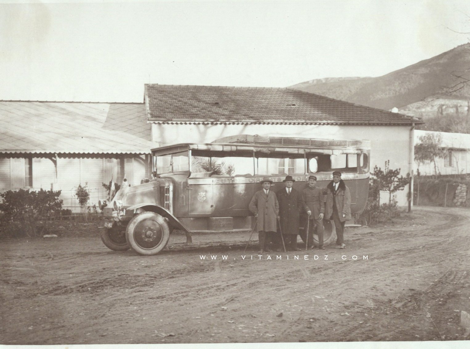PHOTO RARE : Algérie, touristes près de Tlemcen en autobus