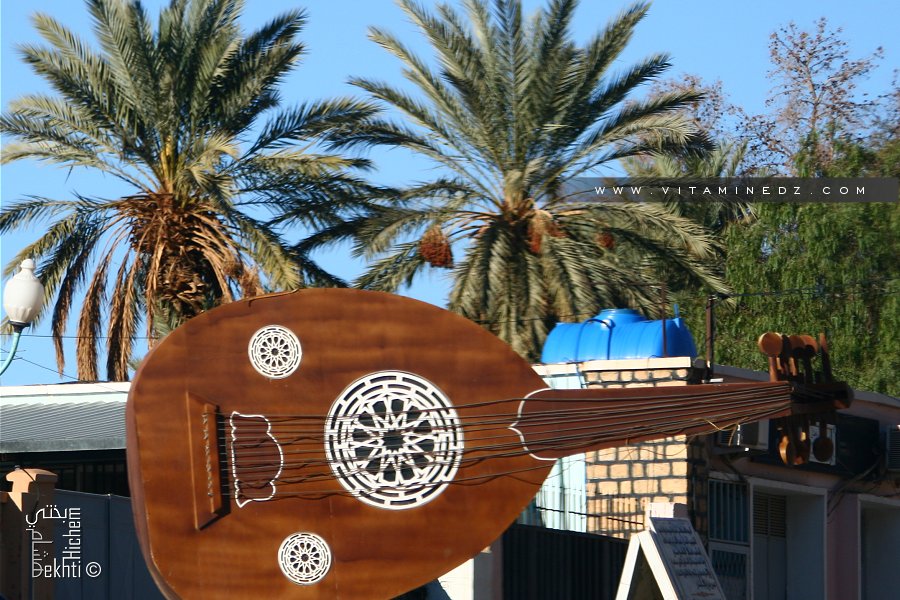 Stèle en hommage à Alla, artiste créateur du Foundou