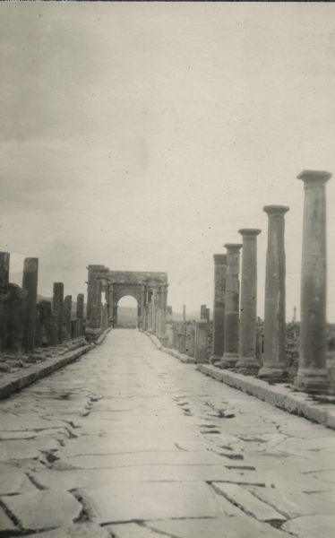 Timgad : Anciennes ornières de roues de chars