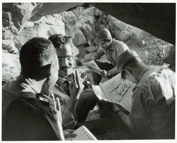 Soldats algériens avec journal