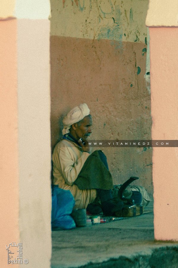 Cordonnier au Marché de Béchar, attendant sa clientèle