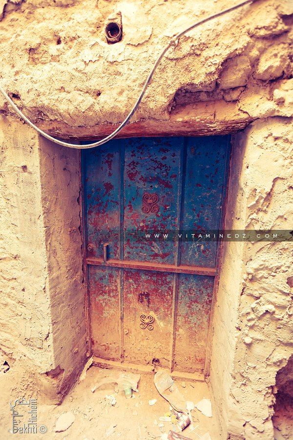 Petite porte d'un magasin abandonnée au vieux Ksar de Béchar