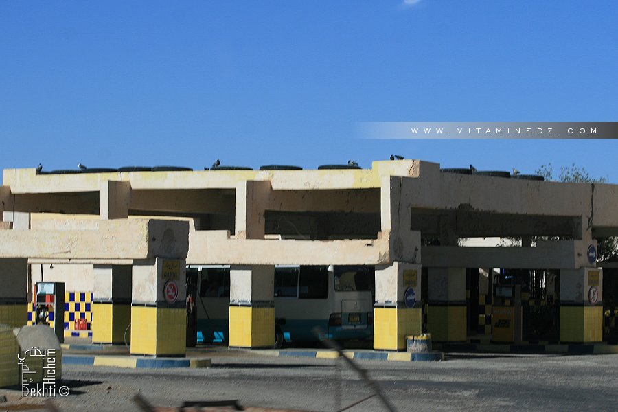 Station de carburant (Essence, Mazout) située à la bifurcation de Taghit