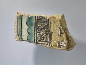 Bord de coupe à décor de pseudo-inscriptions