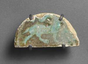 Fragment de carreau de pavement à décor de fleurons et d'animal fantastique