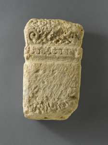 Fragment de stèle funéraire