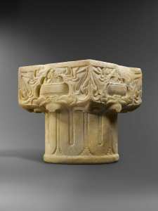 Chapiteau à décor végétal