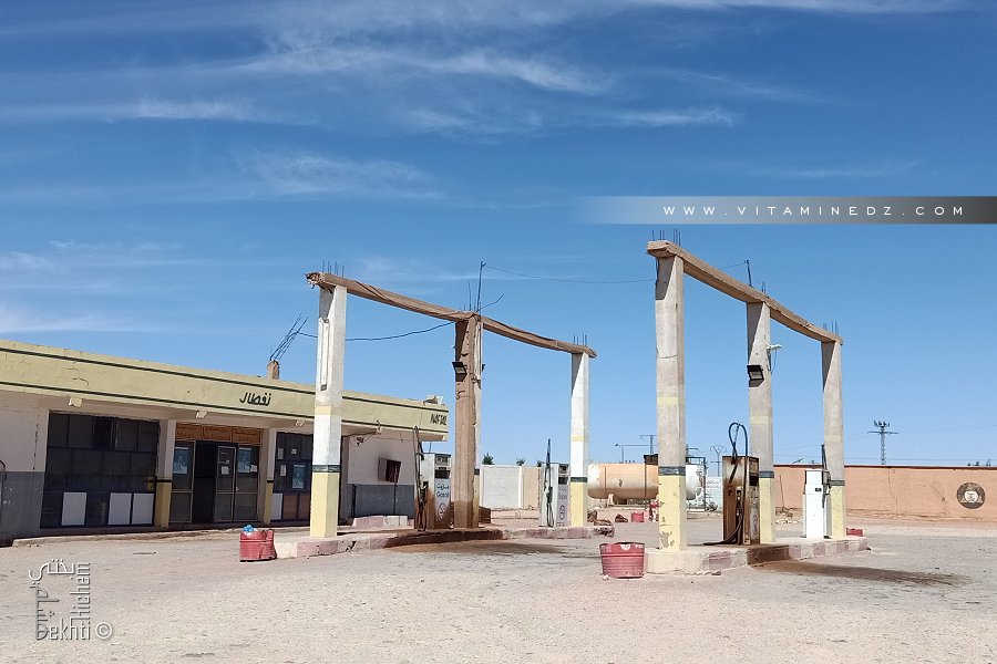 Café Restaurant station service au croisement de Tabelbala