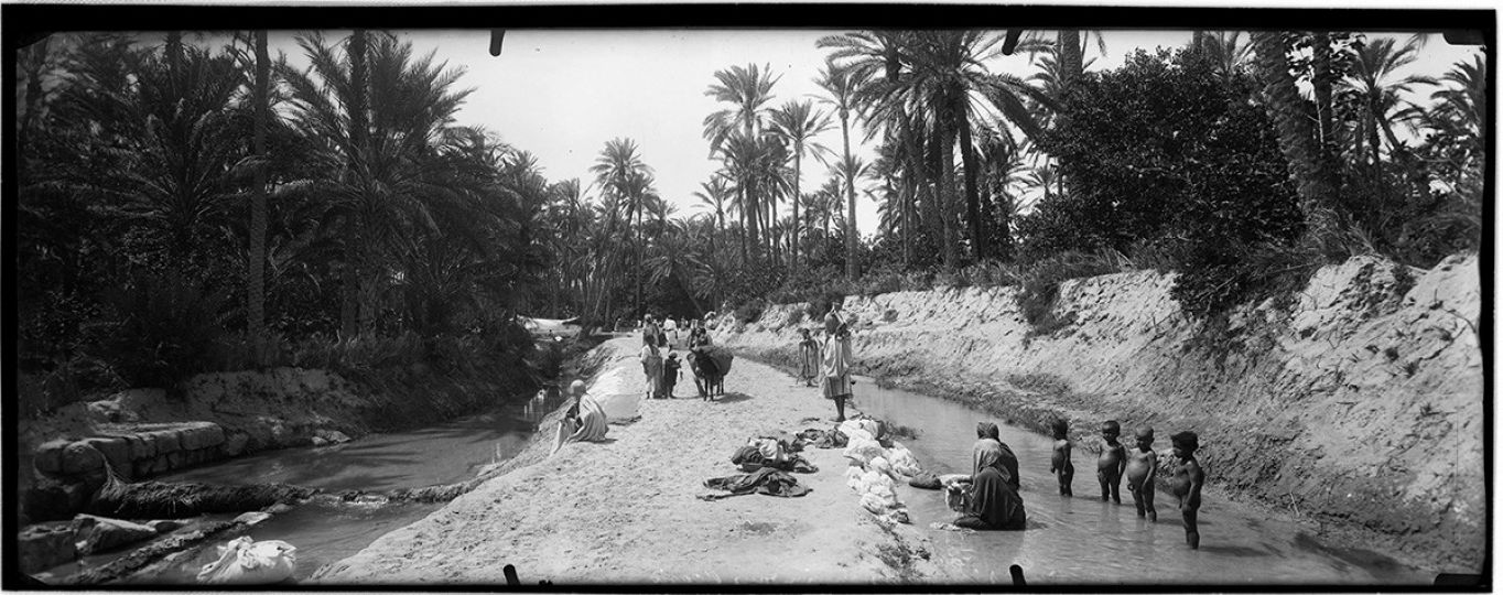 Chemin dans l'Oasis et enfants mal nourris au Sahara