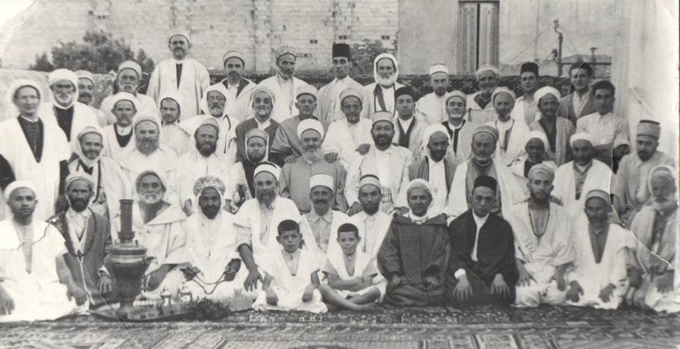 Les Derkaouas autour de Cheikh Ahmed Ben Yellès, fils de Cheikh Mohammed Ben Yellès en 1949.