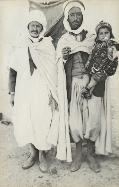 PHOTO ANCIENNE ALGERIE : Deux hommes et un garçon