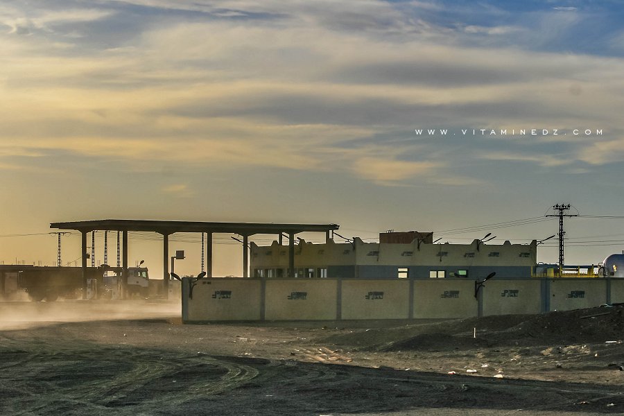 Station Service Salmi entre Oum El Assel et Tindouf