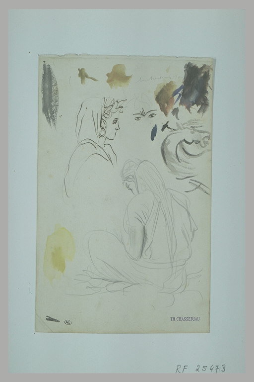 Tête de femme de profil à droite ; femme assise sur le sol, de dos