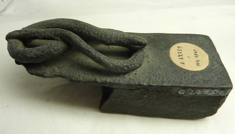 Figurine ; sarcophage de serpent