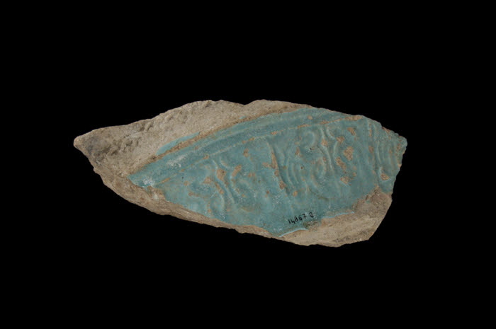 Fragment à décor estampé sous glaçure