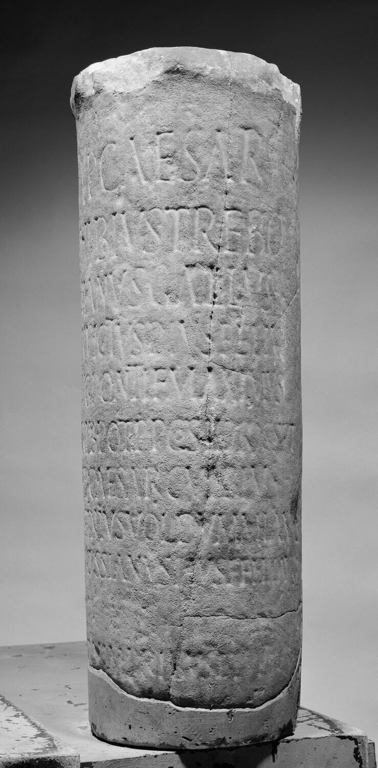 Borne ; inscription
