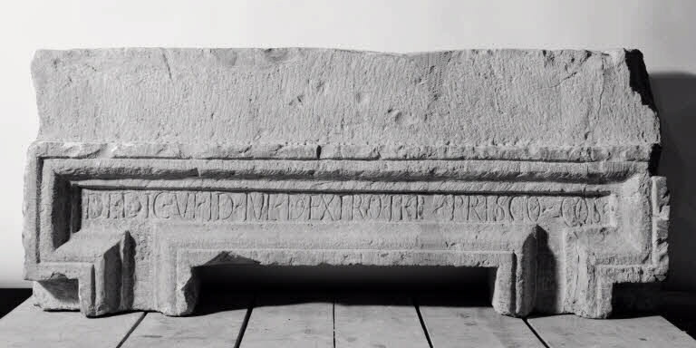 Linteau de porte ; inscription