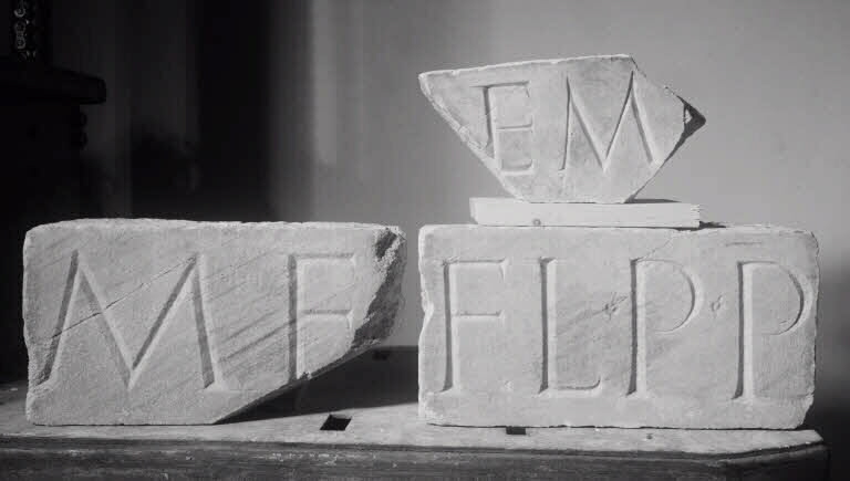 Architrave ; inscription