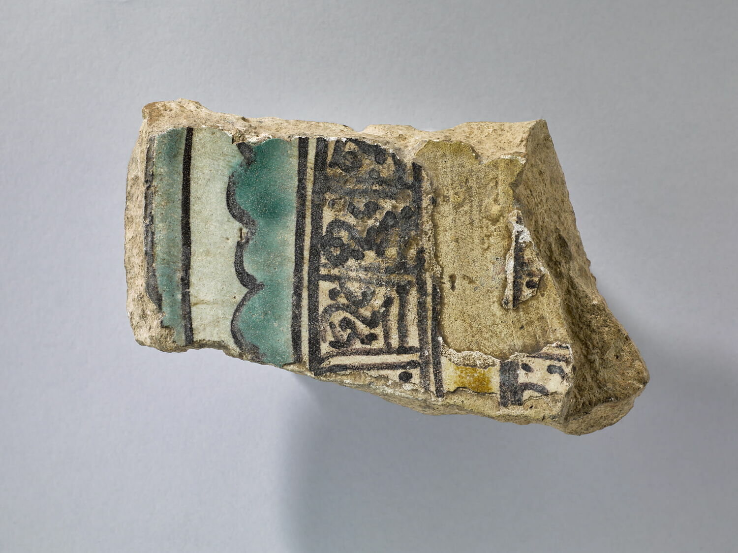 Bord de coupe à décor de pseudo-inscriptions