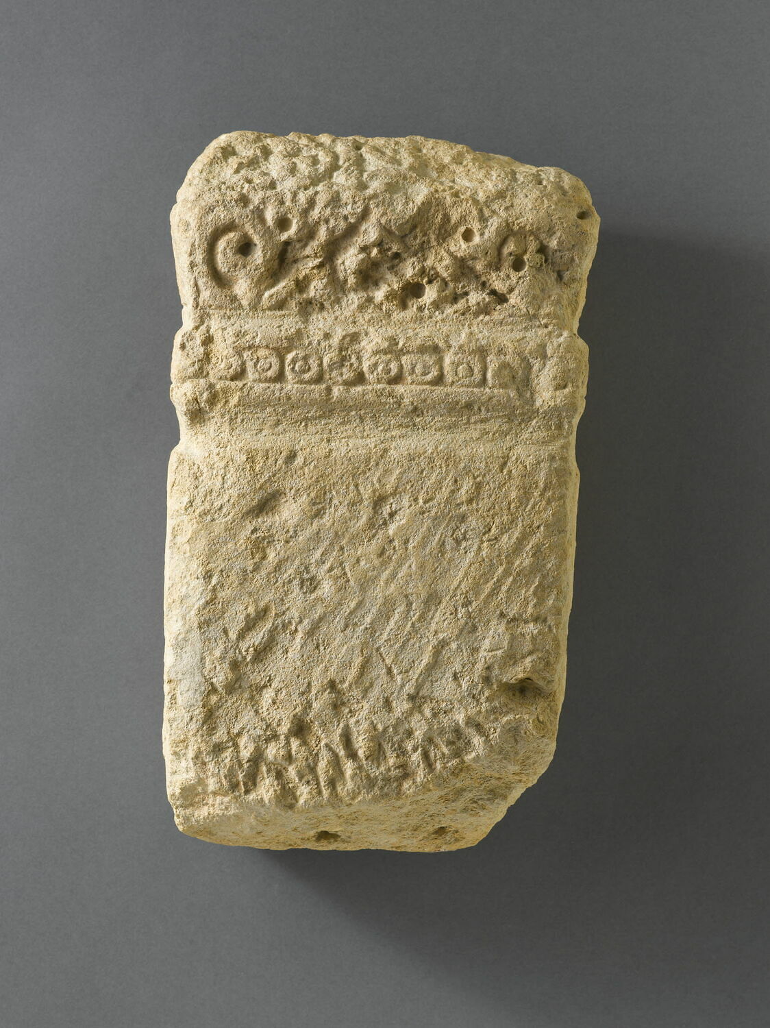 Fragment de stèle funéraire