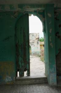 Porte d'une vieille bâtisse en ruine