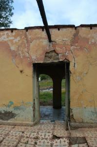 Porte d'entrée d'une vieille bâtisse en ruine