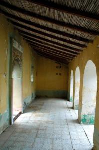 Hall d'une vieille bâtisse en ruine