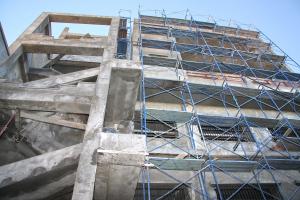 immeuble habillé en échaffaudage