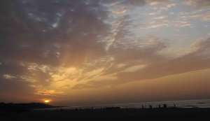 الغروب في شاطئ بحارة