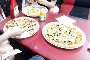 Pizzas au restaurant Nemours en face du port de Ghazaouet
