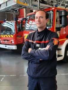 Precieux conseils d'un pompier professionnel de Beauvais (France) aux jeunes en lutte contre le feu en Kabylie: