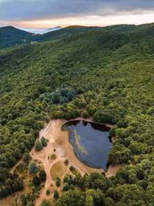 Le lac Noir (en berbère : Agelmim Aberkan